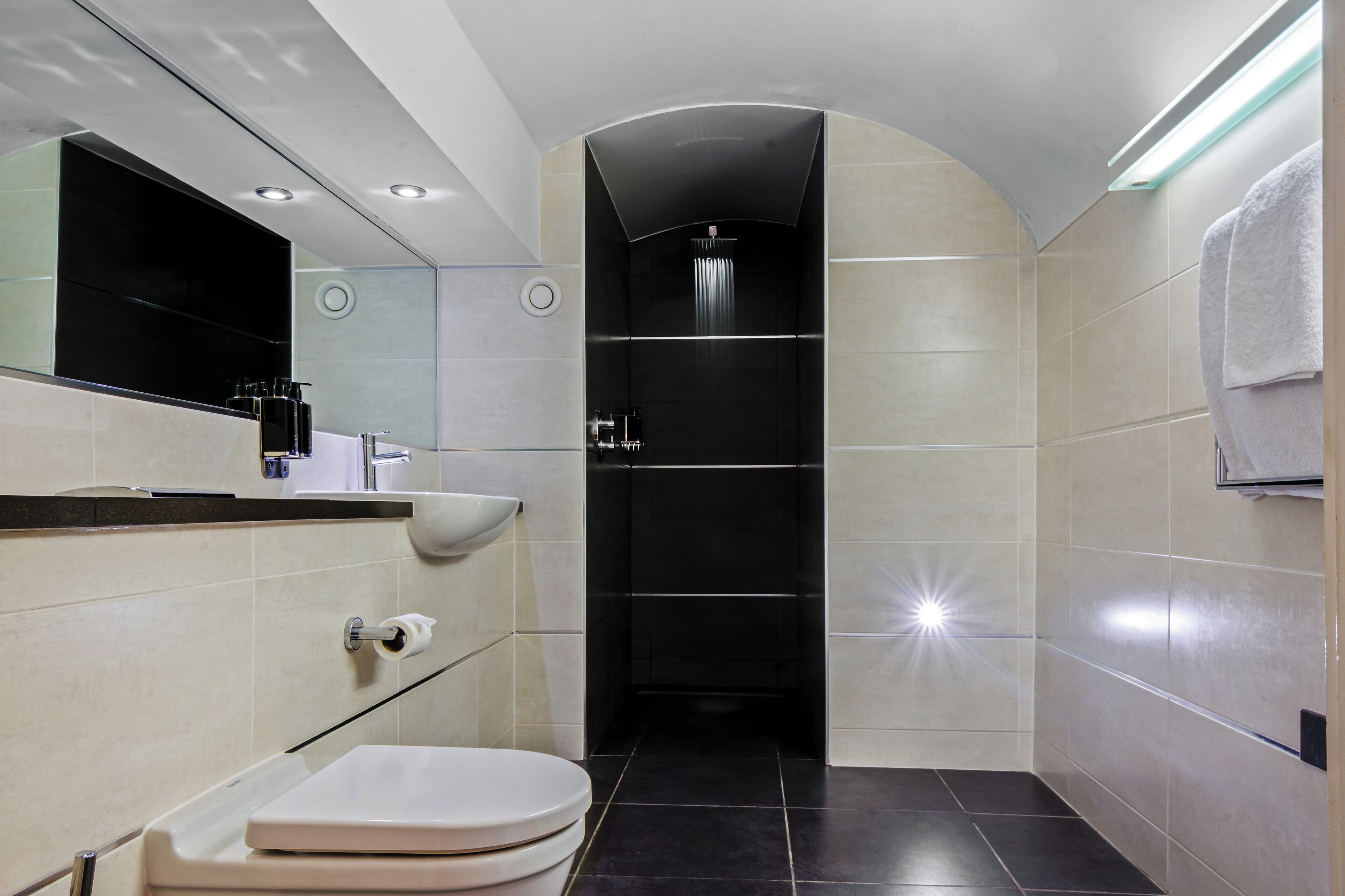 Photo - Roomzzz Newcastle City