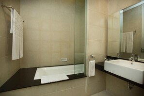 Bathroom - Grand Kecubung Hotel (Pangkalan Bun)