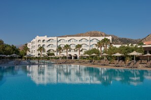2 outdoor pools