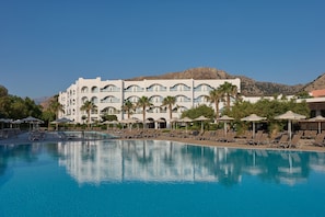 2 outdoor pools