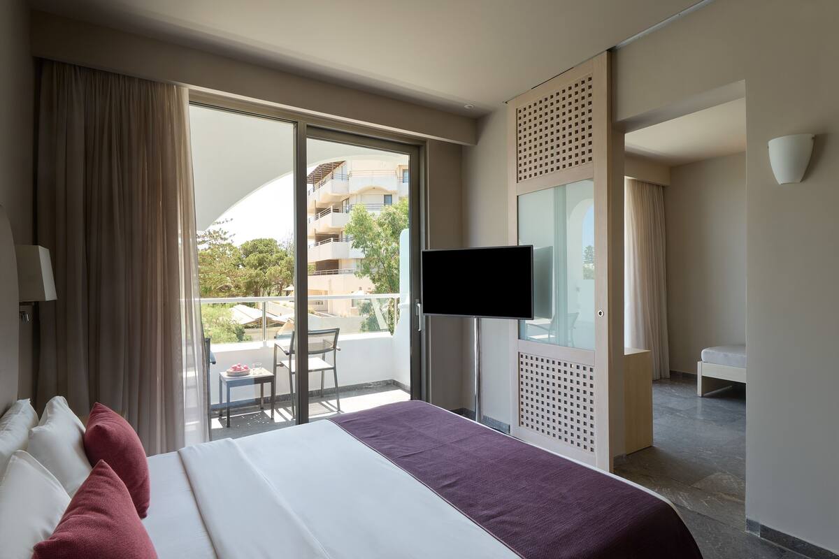 Superior Family Room Sliding Doors Inland View | Minibar, WiFi, bed sheets