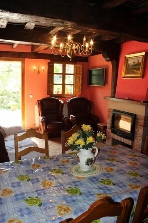 Breakfast, lunch, dinner served; local cuisine, al fresco dining 