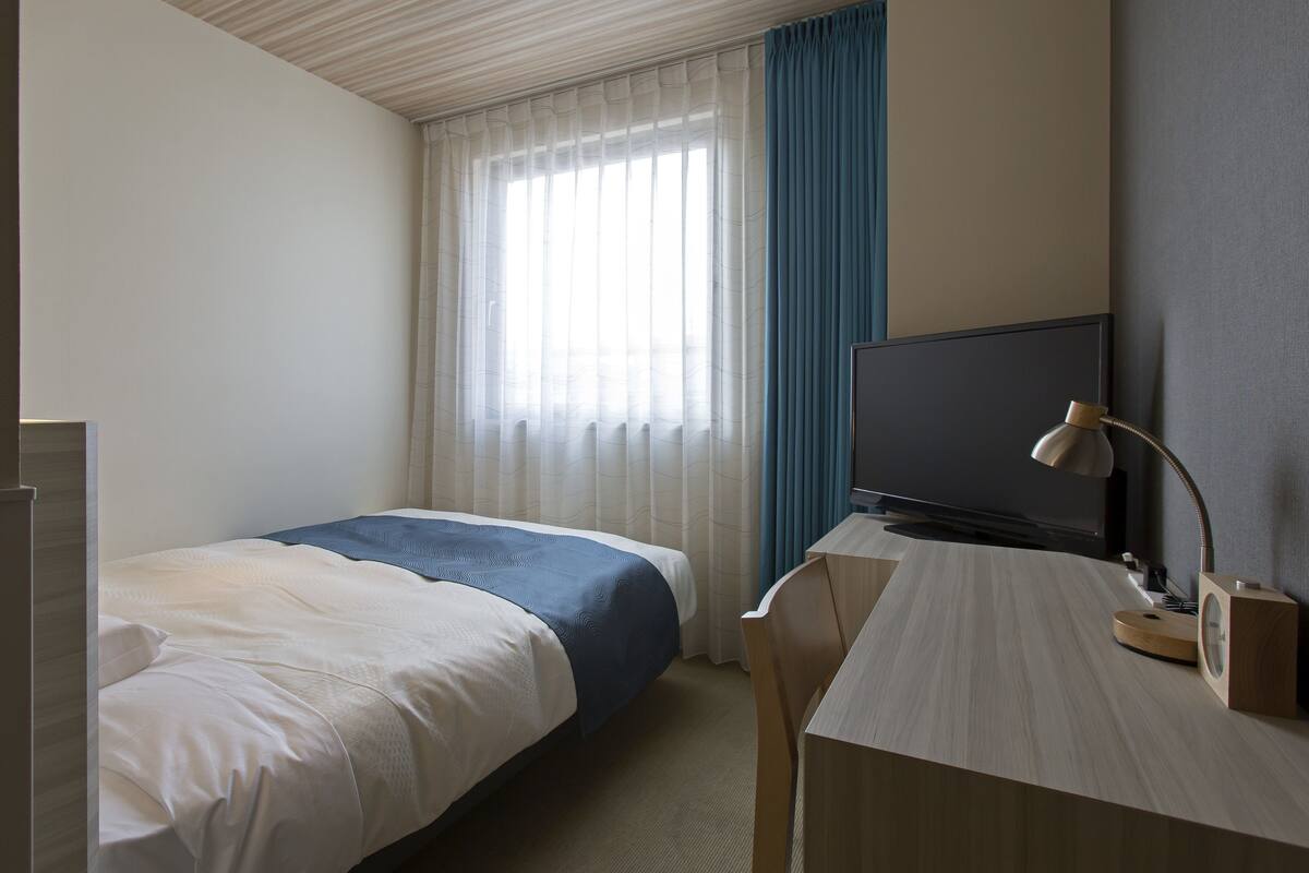 desk, laptop workspace, iron/ironing board, free wifi