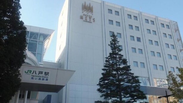 Un edificio de varios pisos con un cartel llamativo en la parte superior.