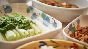 Variedad de platos en diferentes recipientes, incluyendo verduras y quizás carne.
