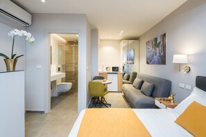 Deluxe Room, 1 Double Bed, Private Bathroom | Private kitchenette | Fridge, microwave, coffee/tea maker, electric kettle