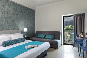 Estudio urbano, 1 cama matrimonial y sofá cama, cocineta | Caja de seguridad en la habitación, escritorio y cortinas blackout