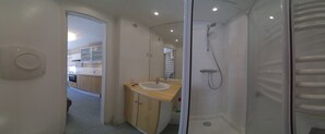 Cabin Annex Building | Bathroom | Shower, towels - Hôtel les Gardettes (Orcieres)