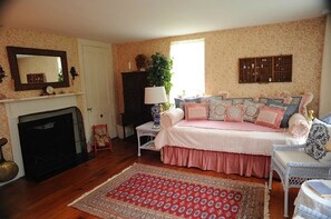 Eastlake Suite | Premium bedding, individually decorated, individually furnished - Fletcher Tavern Bed & Breakfast (Westford)