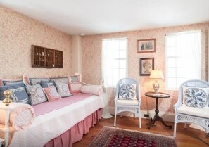 Deluxe Süit, 1 Büyük (Queen) Boy Yatak, Bahçe Manzaralı | Kaliteli yatak takımı, ayrı ayrı dekore edilmiş, ayrı ayrı döşenmiş 