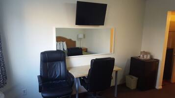 Standard Room, 1 King Bed | Desk, iron/ironing board, free WiFi, bed sheets