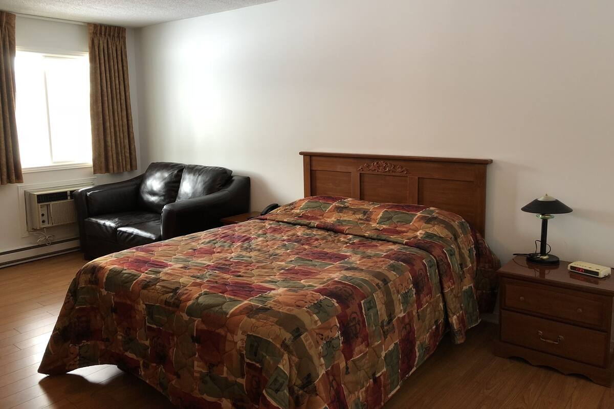 Zimmer, 1 Queen-Bett | Verdunkelungsvorhänge, kostenloses WLAN, Bettwäsche