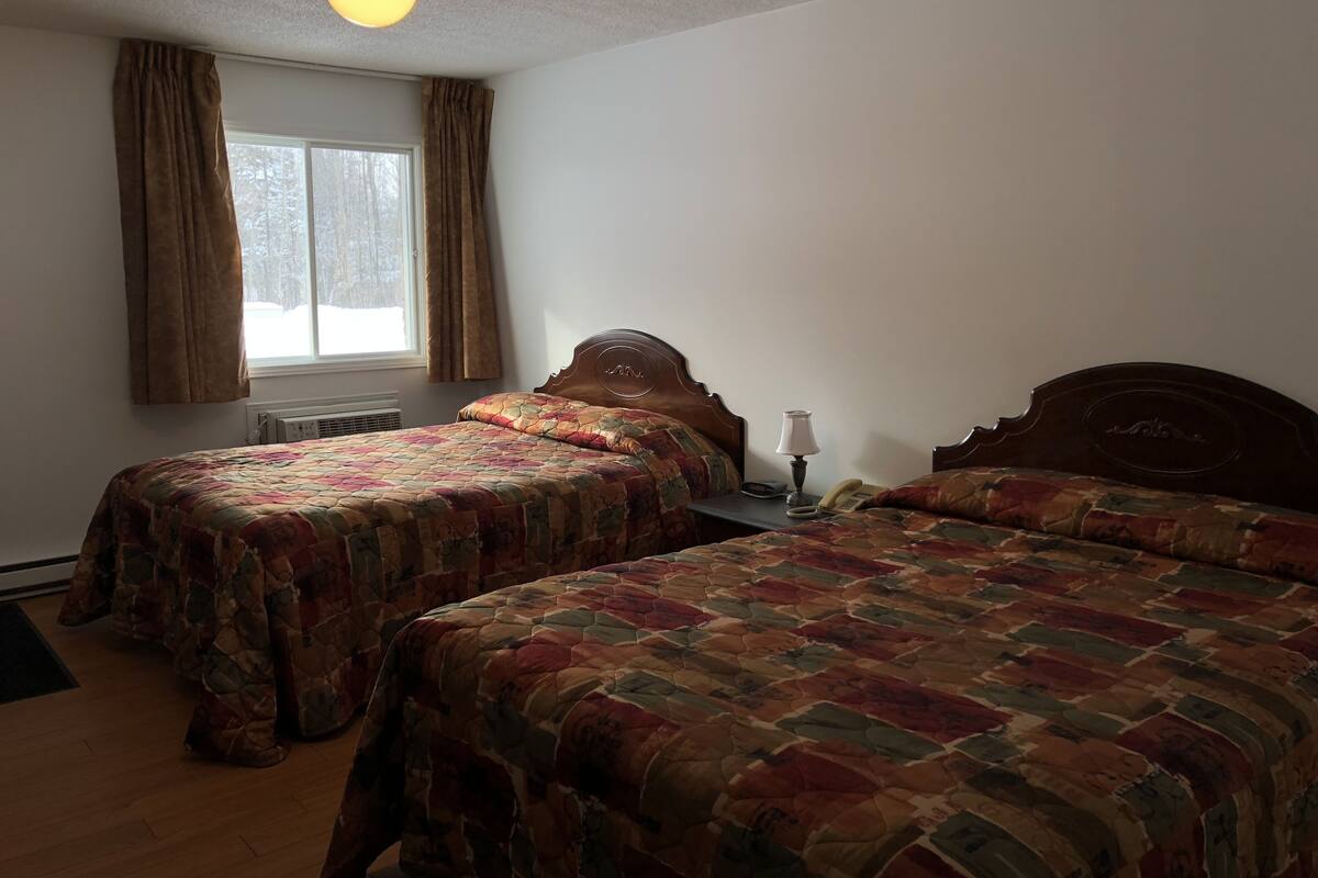 Zimmer, 2 Queen-Betten | Verdunkelungsvorhänge, kostenloses WLAN, Bettwäsche