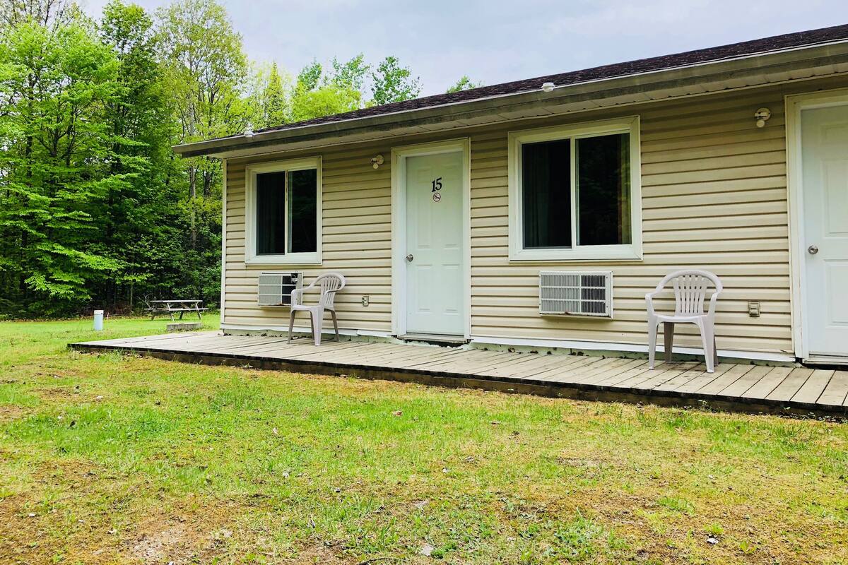 Basic-Zimmer, 1 Doppelbett | Verdunkelungsvorhänge, kostenloses WLAN, Bettwäsche