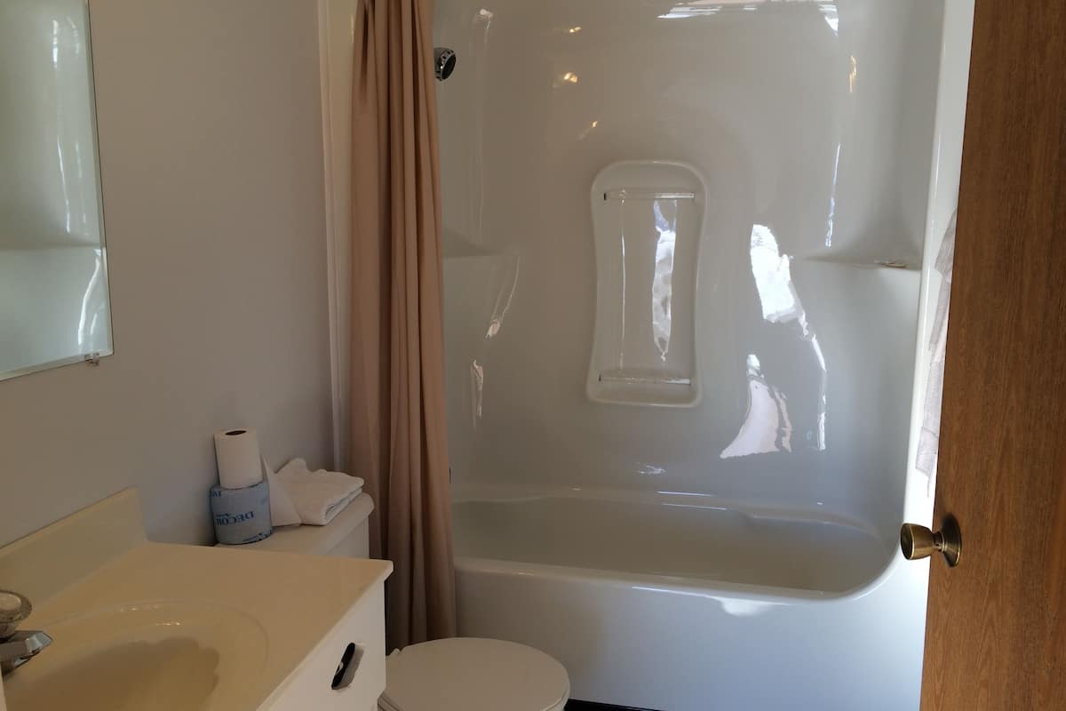 Duschwanne, kostenlose Toilettenartikel