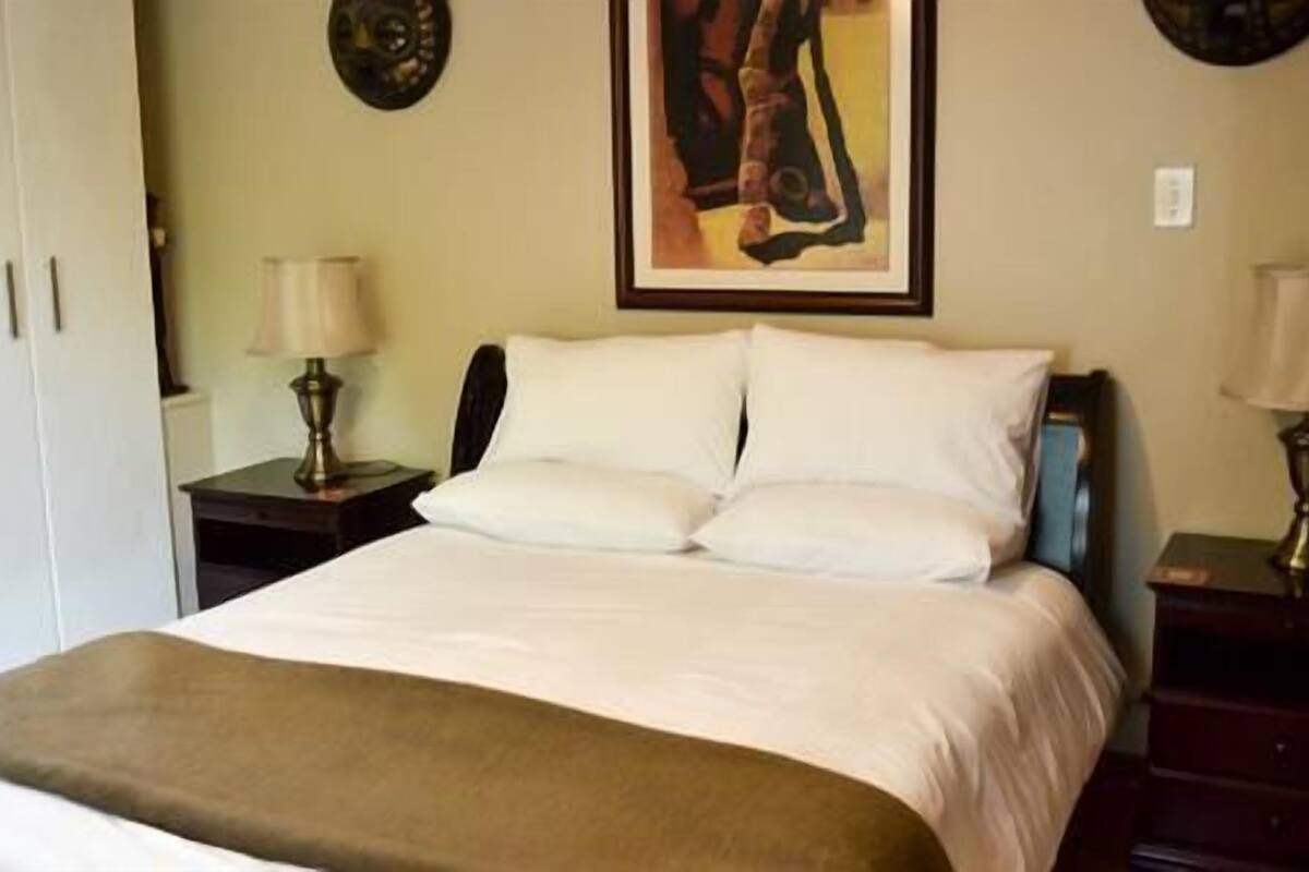 Premium bedding, in-room safe, individually decorated