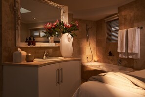 Chambre, 1 chambre | Salle de bain | Baignoire et douche séparées, baignoire relaxante profonde