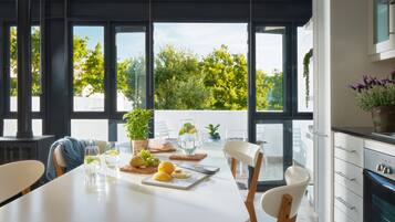 Room, 1 Bedroom | Private kitchen | Full-size fridge, microwave, oven, stovetop