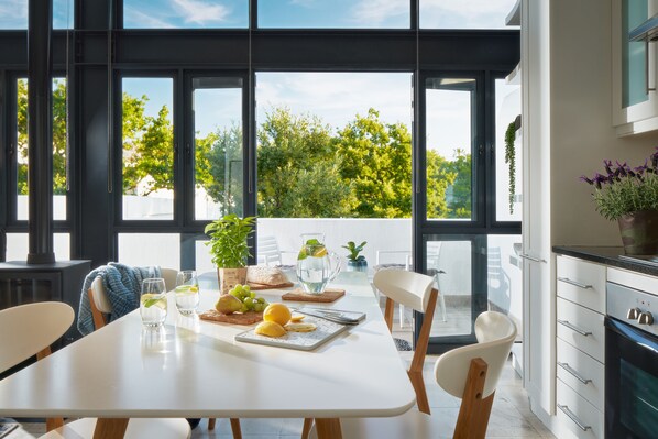 Room, 1 Bedroom | Private kitchen