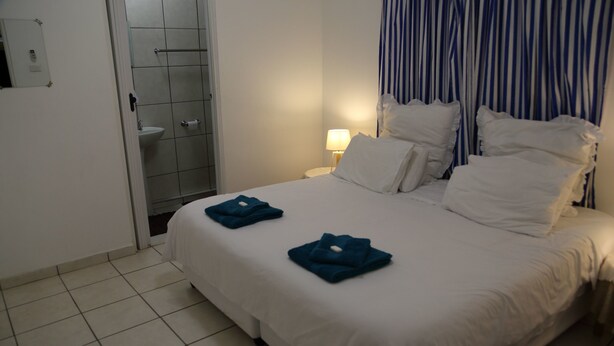 Cosy Corner | In-room safe, iron/ironing board, free WiFi, bed sheets - Clinch Self Catering (Durban North)