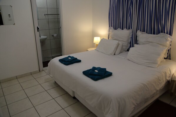 In-room safe, iron/ironing board, free WiFi, bed sheets - Clinch Self Catering (Durban North)