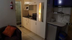 Fridge, microwave, oven, stovetop - Clinch Self Catering (Durban North)