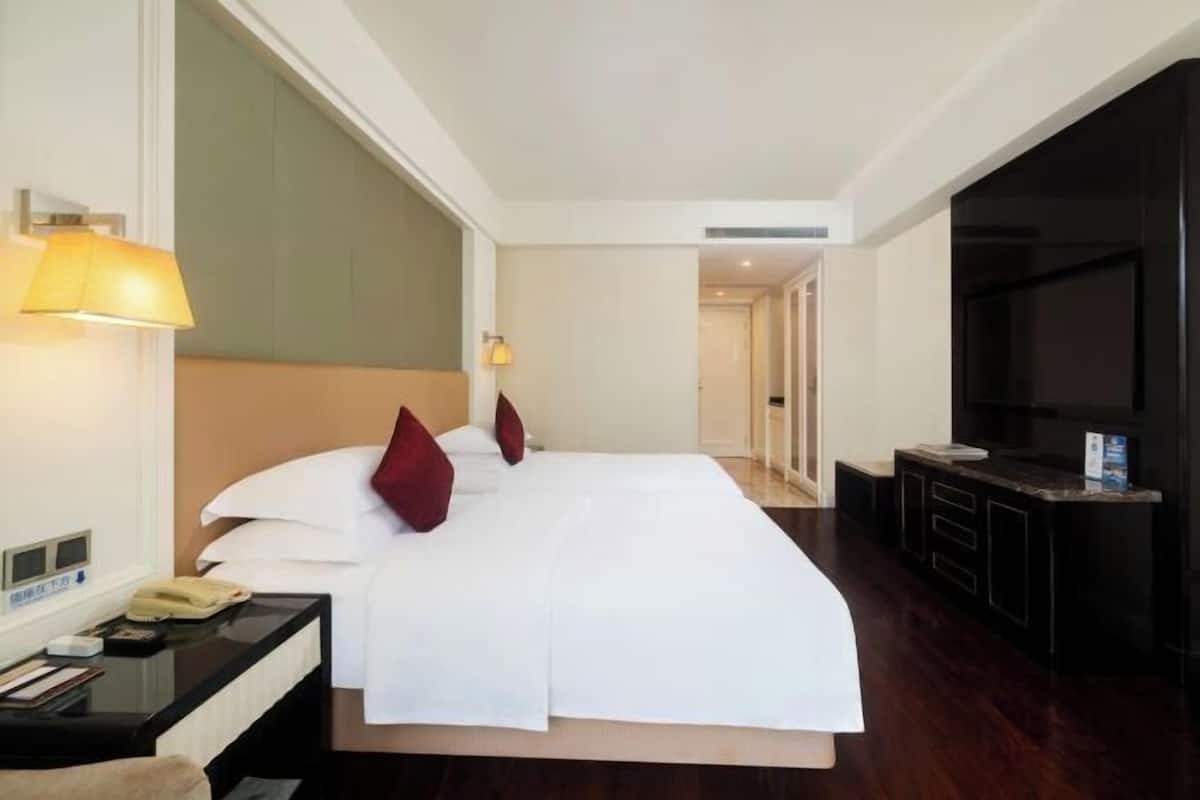 Minibar, in-room safe, desk, iron/ironing board