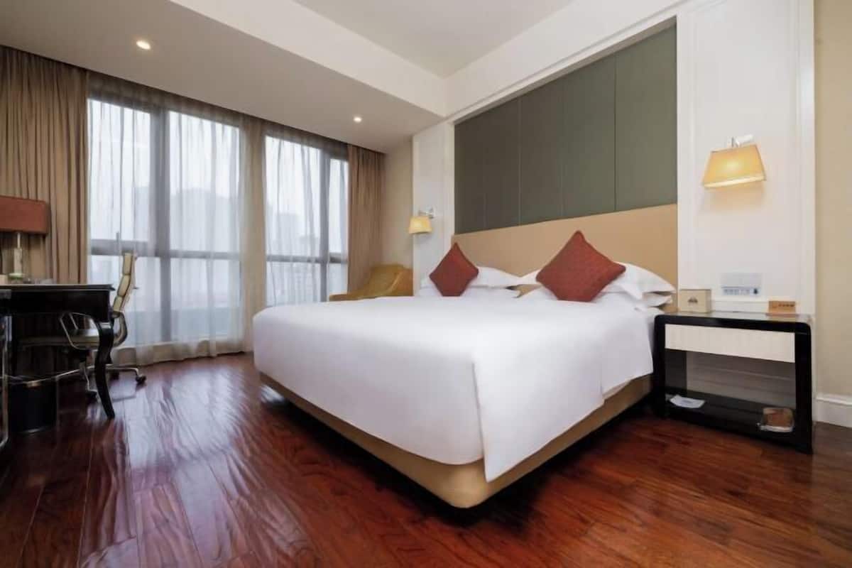 Minibar, in-room safe, desk, iron/ironing board