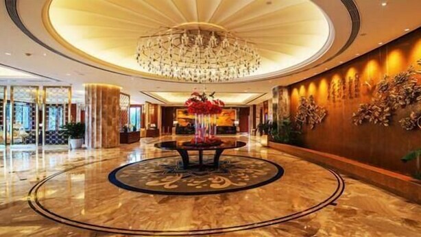 A hotel lobby with a central circular marble floor, a chandelier, and a wall with a floral mural. - Days Hotel & Suites Sichuan Jiangyou (Mianyang)