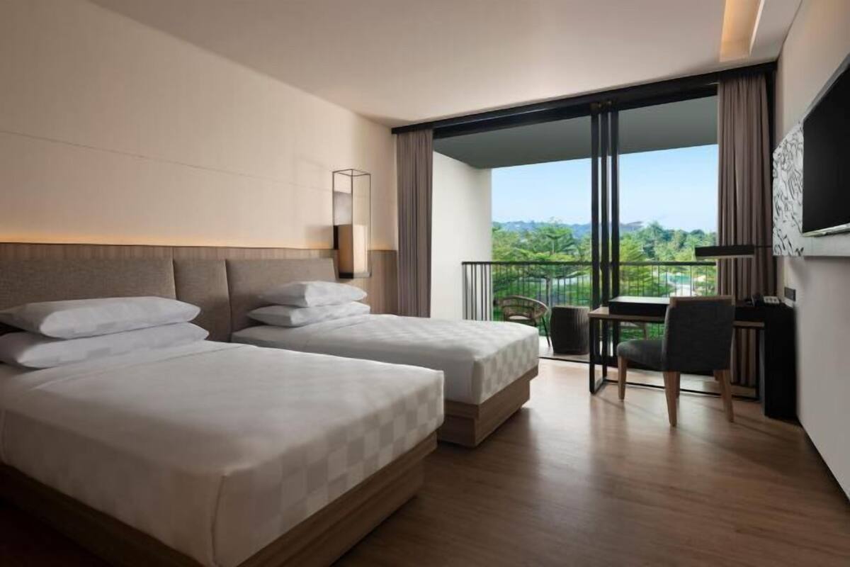 Premium bedding, minibar, in-room safe, desk