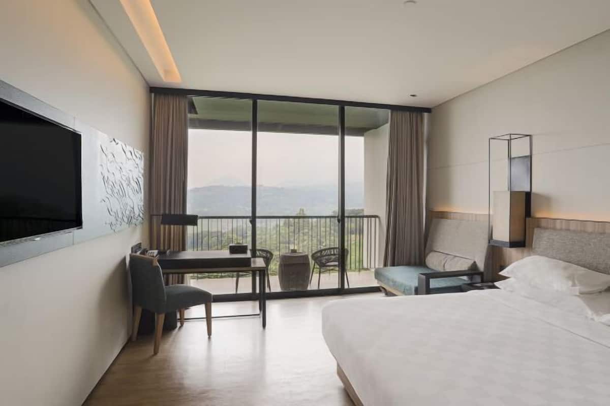 Premium bedding, minibar, in-room safe, desk
