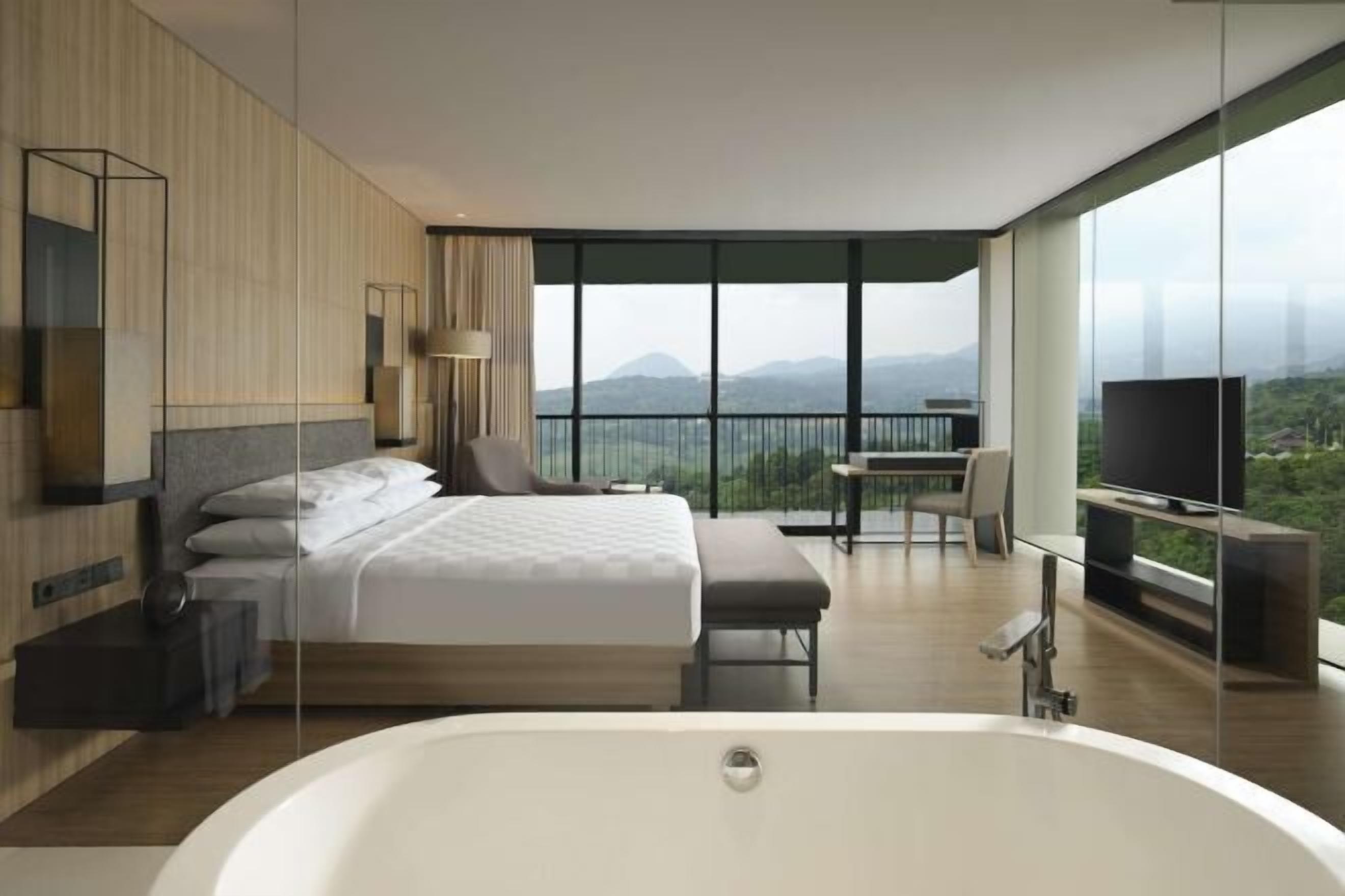 高档床上用品、迷你吧、客房内保险箱、办公桌