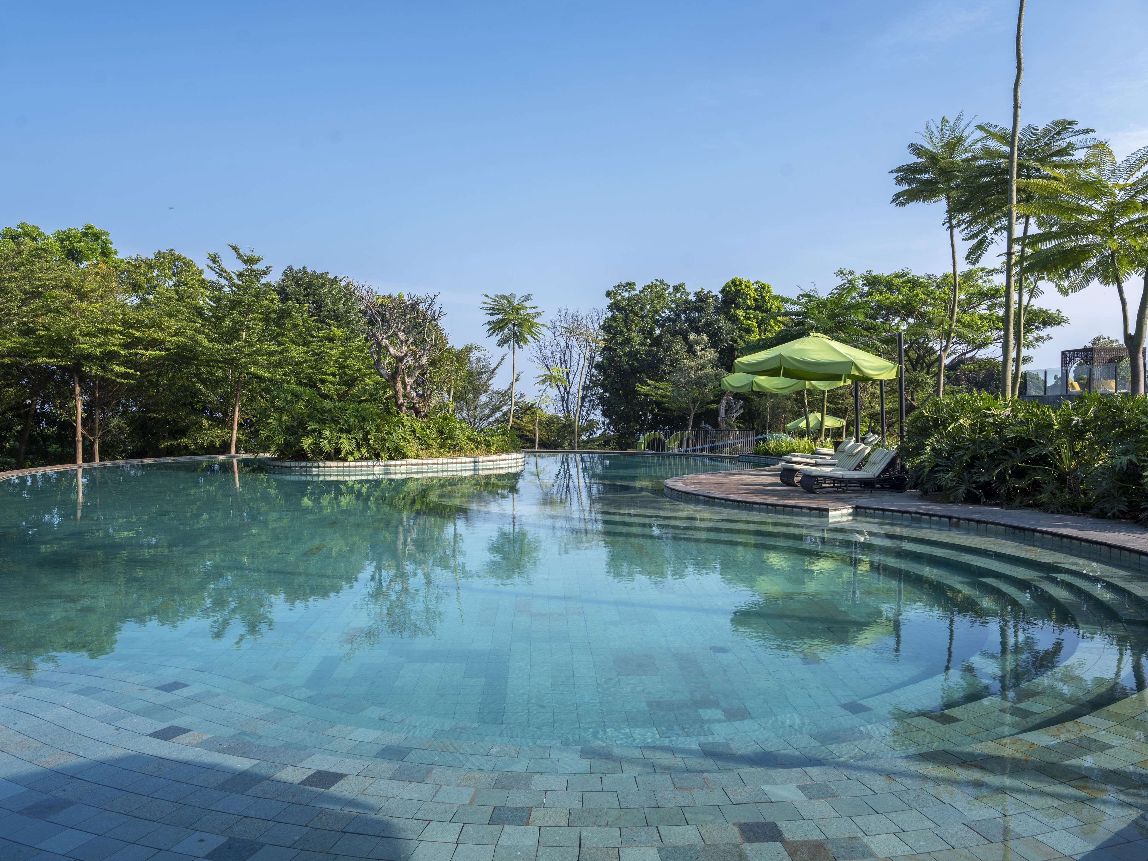 3 個室外泳池；躺椅