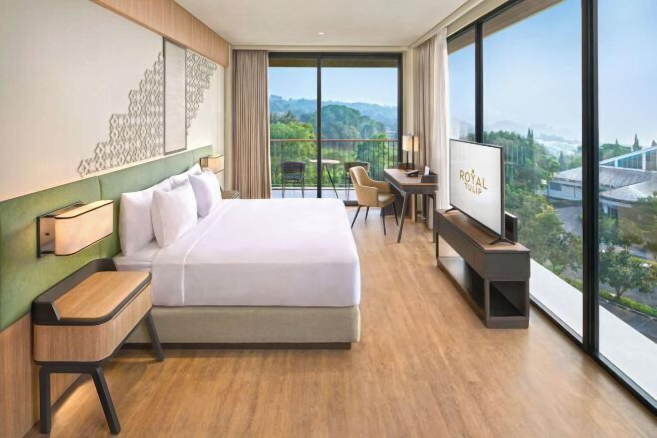 高档床上用品、迷你吧、客房内保险箱、办公桌