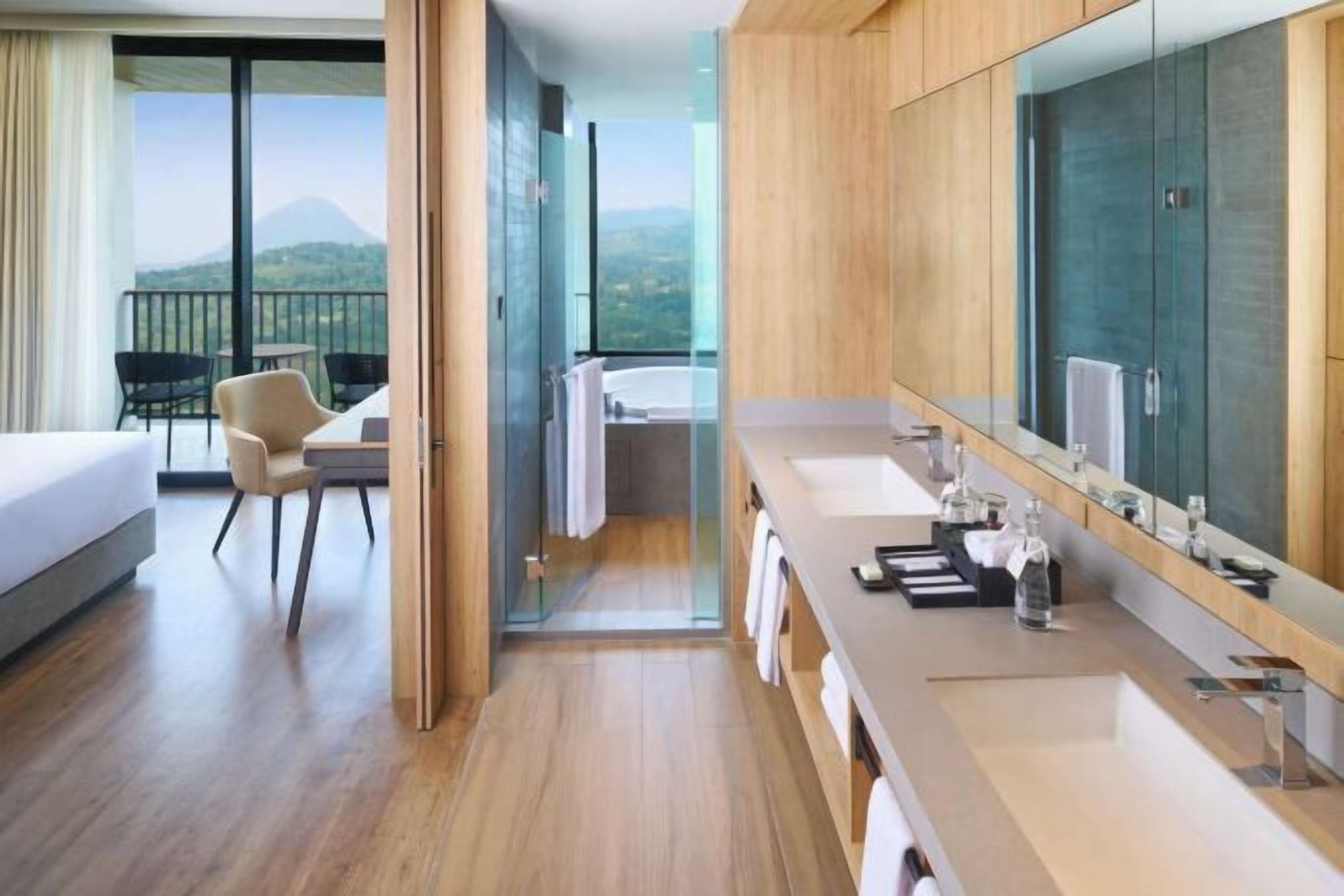 高档床上用品、 迷你吧、客房内保险箱、办公桌