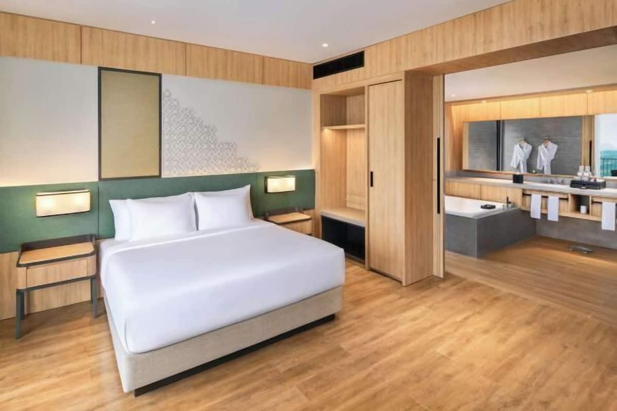 Premium bedding, minibar, in-room safe, desk