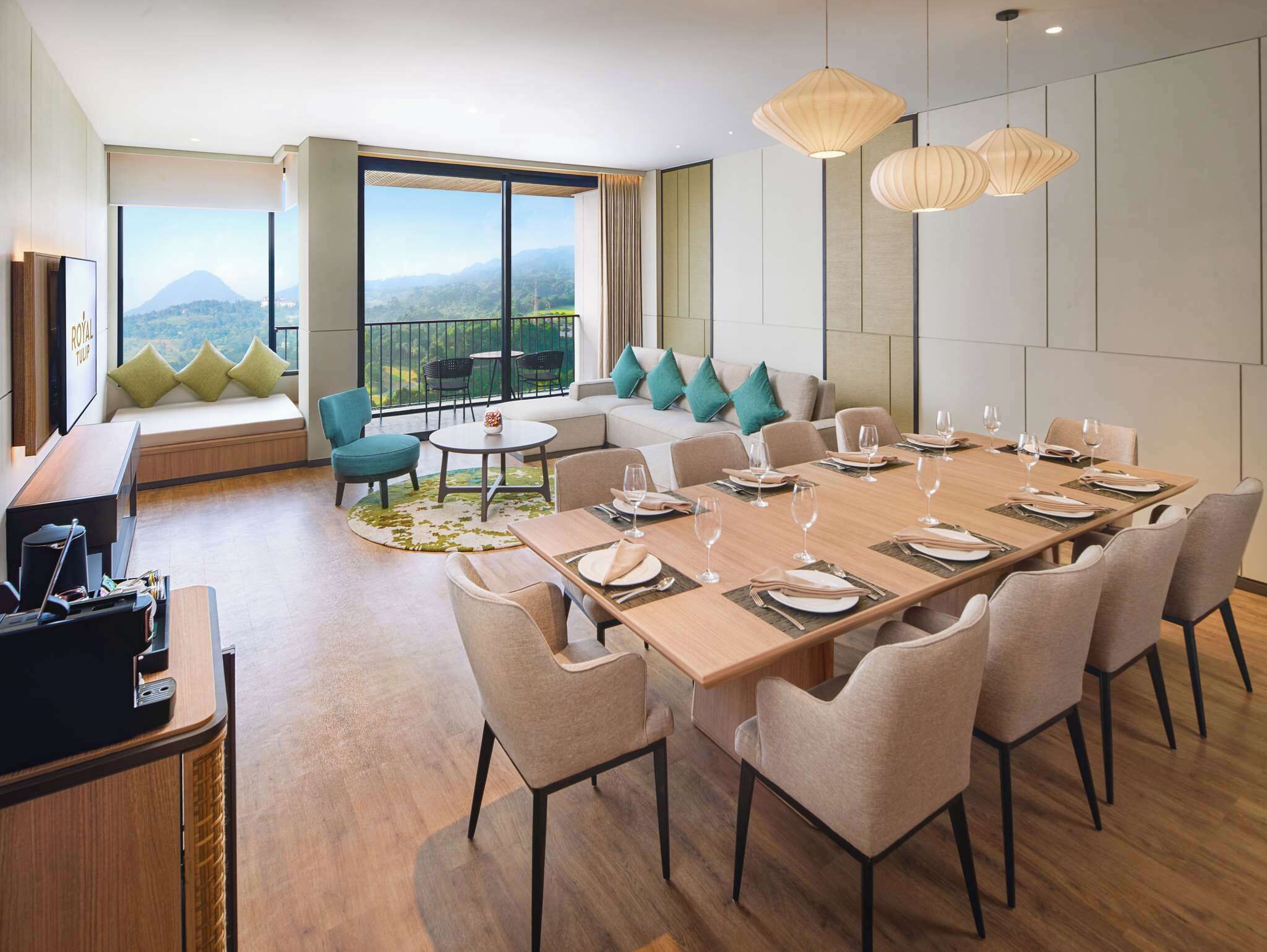 Penthouse, 1 King Bed, Balcony, Garden View | Premium bedding, minibar, in-room safe, desk