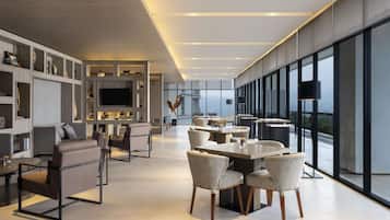 2 bars/lounges, lobby lounge