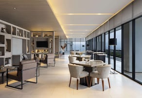 2 bares, salón en el lobby