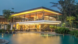 Un bâtiment moderne à deux étages avec une piscine à l’avant.