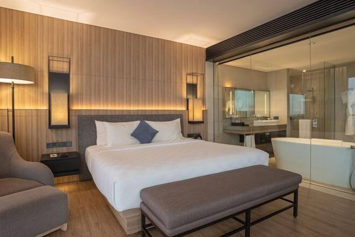 Premium bedding, minibar, in-room safe, desk