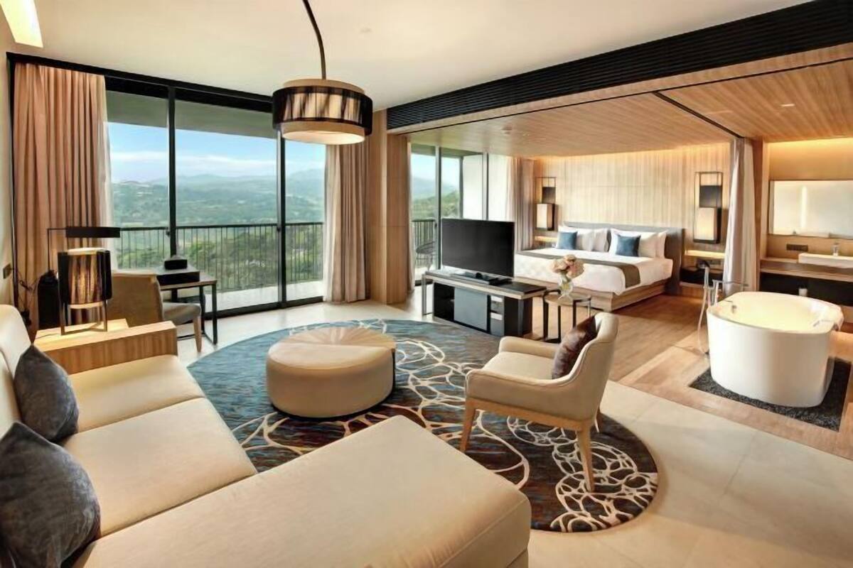 Premium bedding, minibar, in-room safe, desk