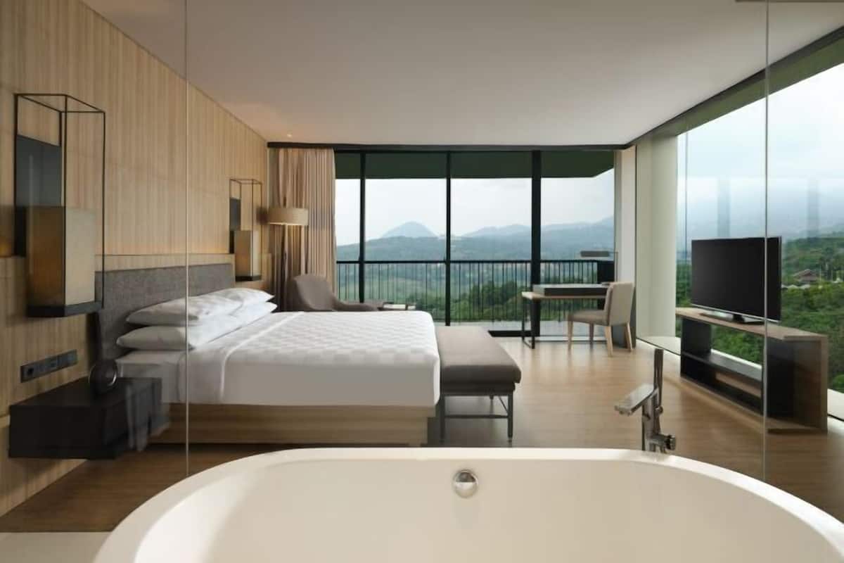 Premium bedding, minibar, in-room safe, desk