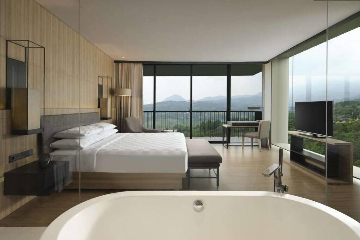 Premium bedding, minibar, in-room safe, desk
