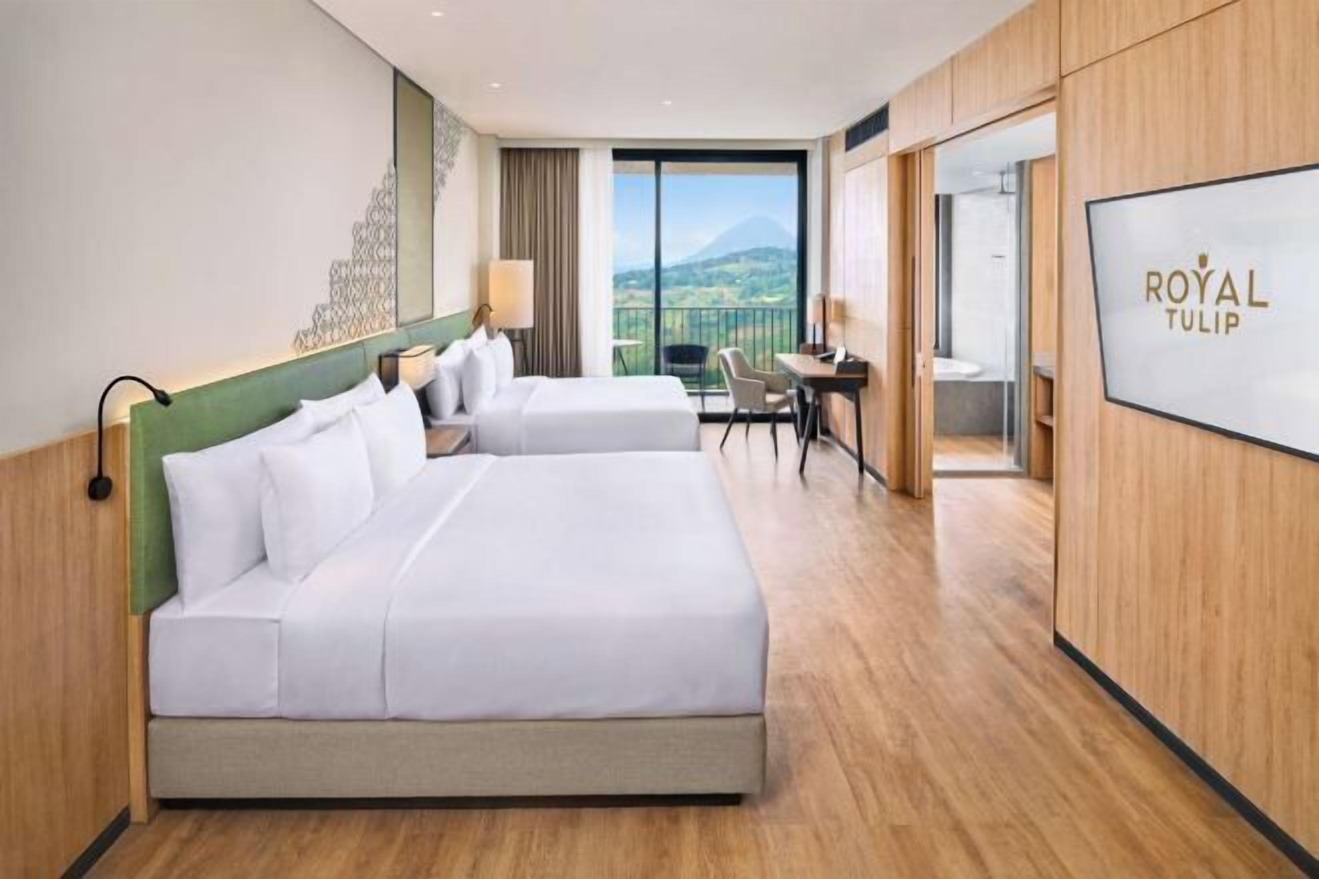 高档床上用品、迷你吧、客房内保险箱、办公桌