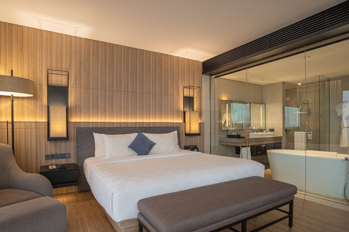 Seprai premium, minibar, brankas, dan meja kerja