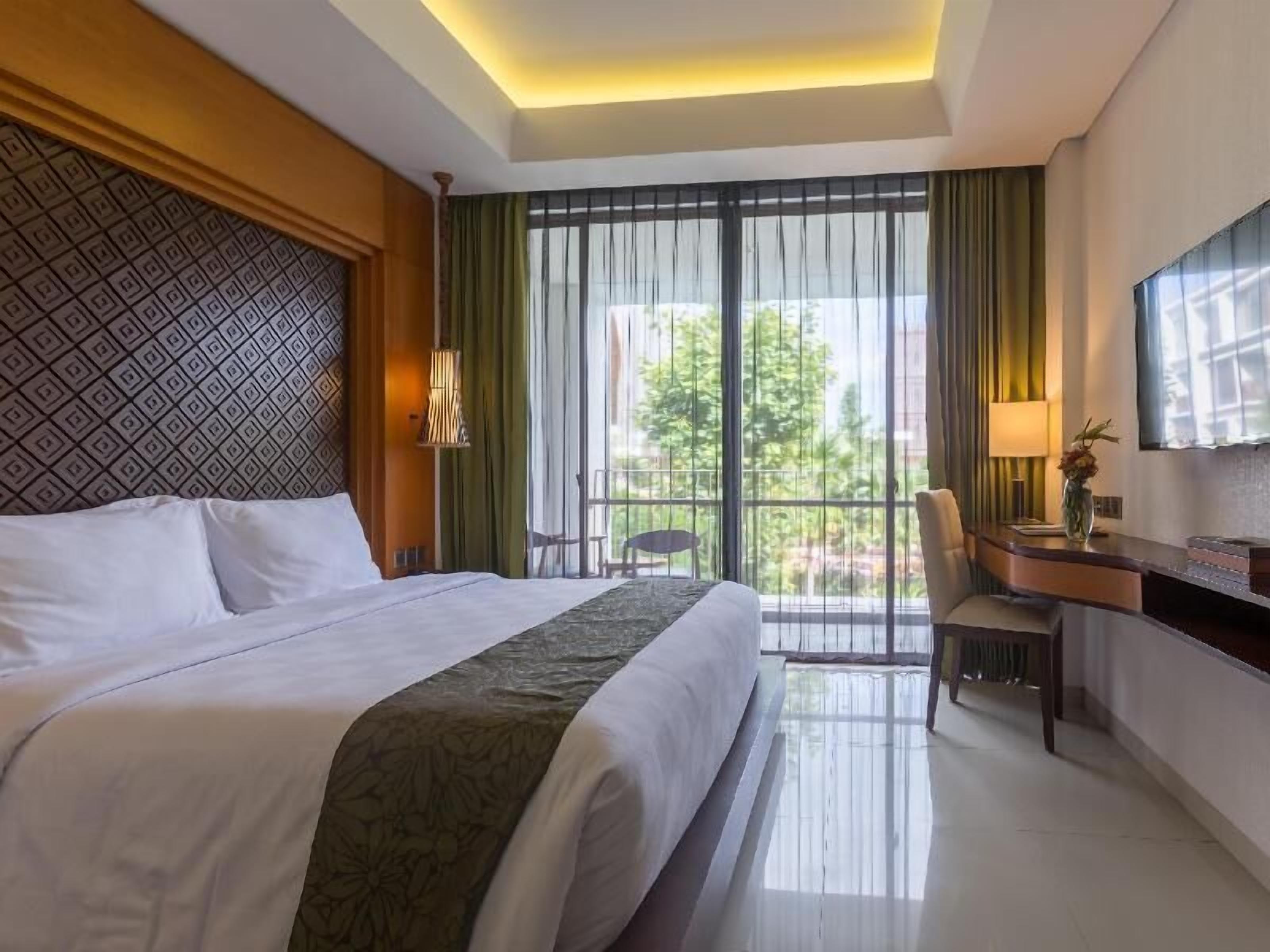 Peti besi dalam bilik, meja, langsir/tirai gelap terus, kalis bunyi 