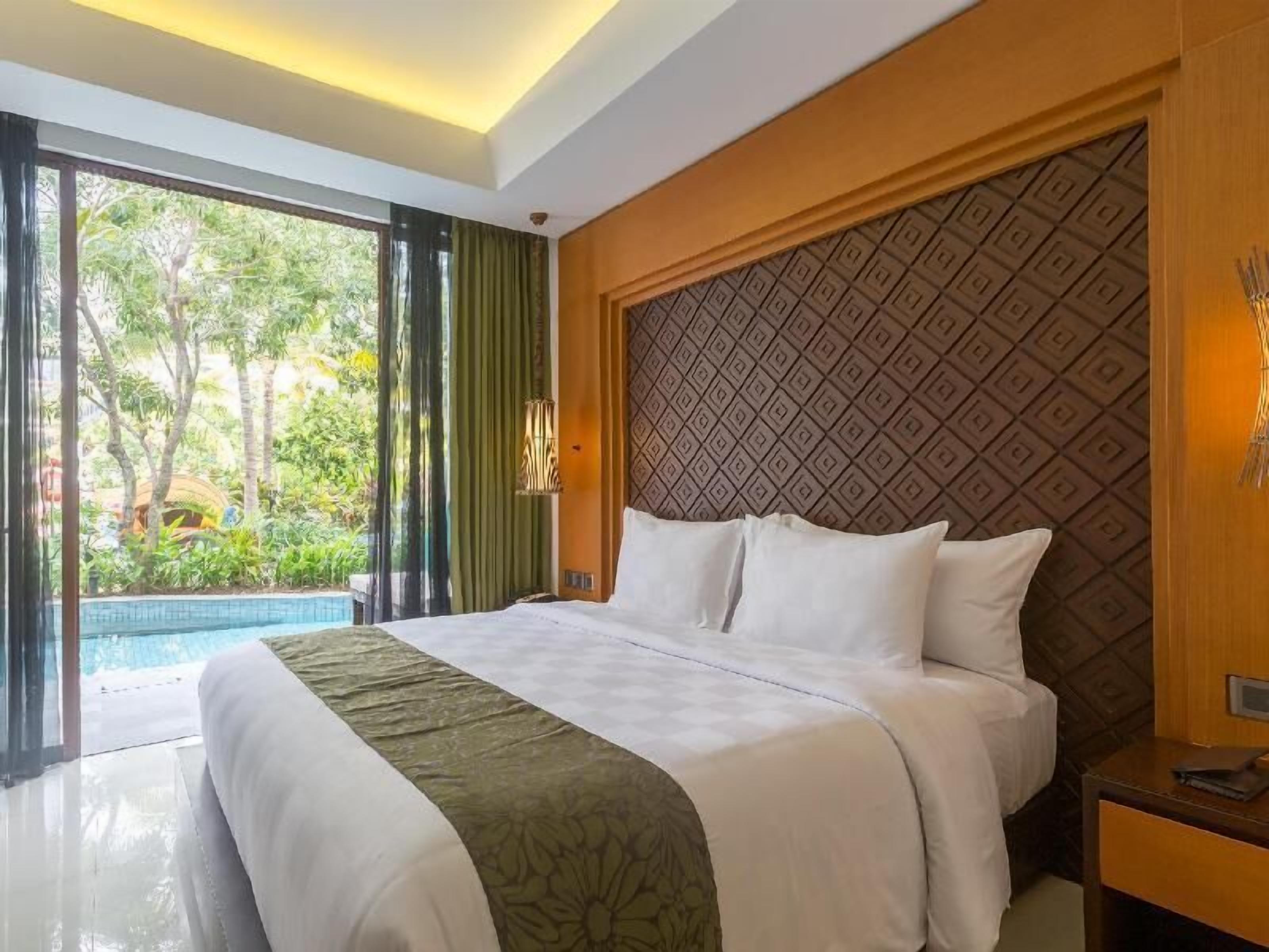 Peti besi dalam bilik, meja, langsir/tirai gelap terus, kalis bunyi 