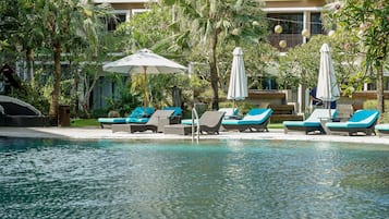 2 kolam renang outdoor, dengan kursi berjemur