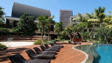 2 outdoor pools, open 8:00 AM to 8:00 PM, pool loungers